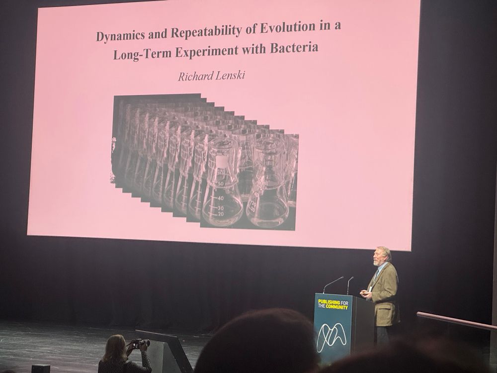 Richard Lenski at a podium at Microbiology Society