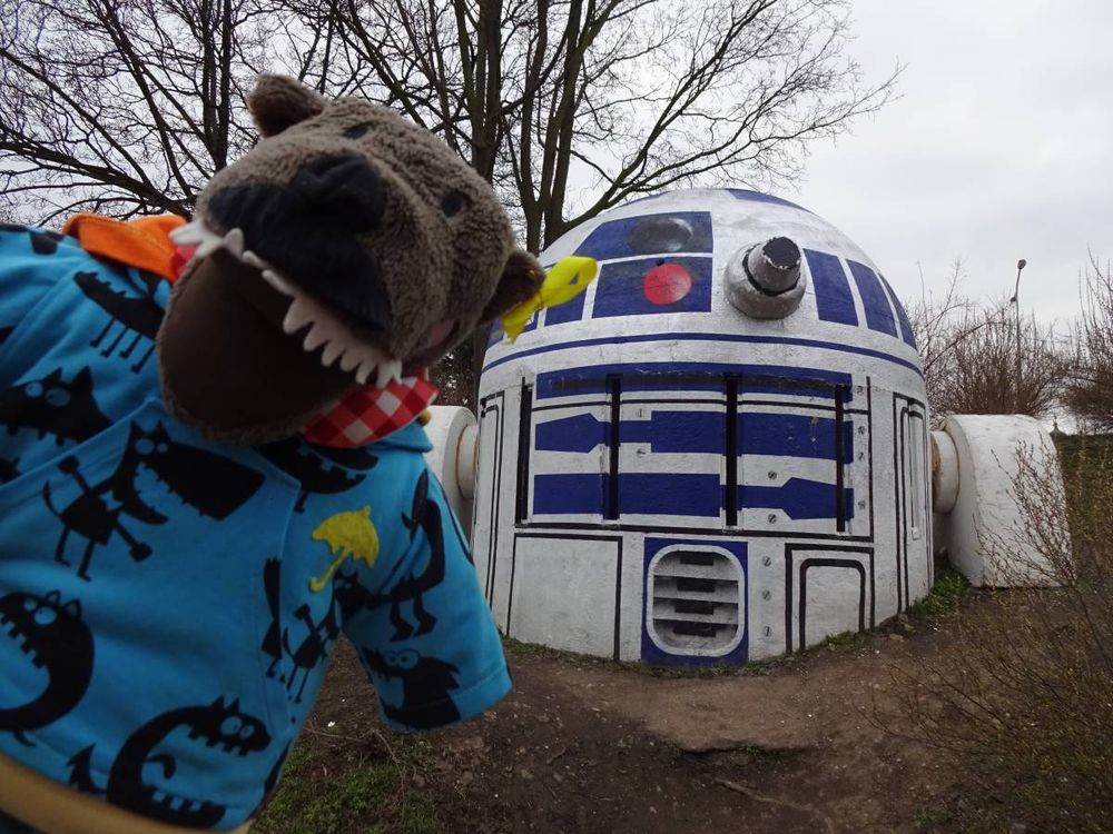 R2-D2 Ventilation Shaft, a nuclear shelter vent turned into a droid in #Prague, Czech Republic photobombed by Umbrella Movement #Lufsig

(archive pic, droid has been mutilated)