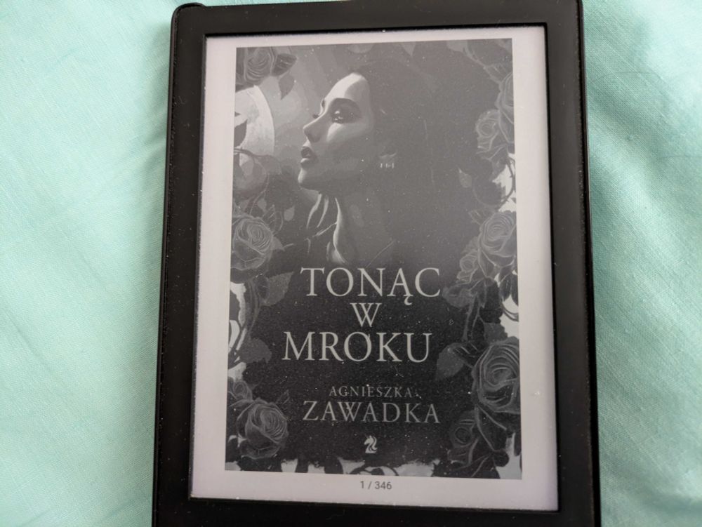 Okładka e-booka "Tonąc w mroku" Agnieszki Zawadki. E-book ma 364 strony.
