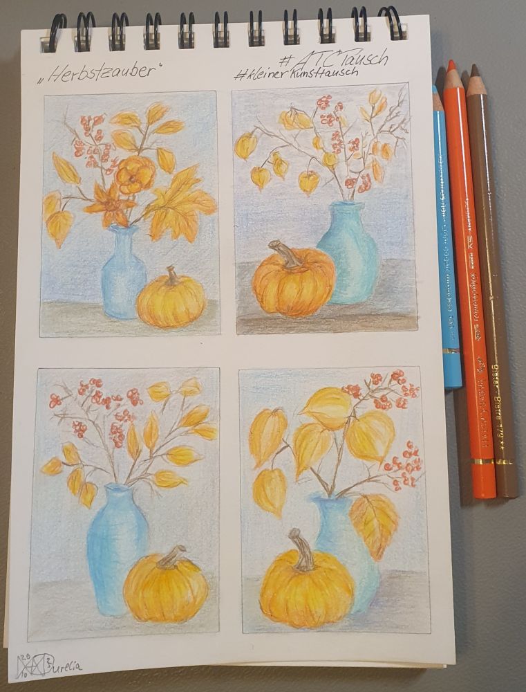 Auf einem A5 Blatt sind 4 Bilder im ATC-Format abgebildet. Zu sehen sind auf jedem Bild eine blaue Vase mit unterschiedlichen Gesteck (Blätter, Zweige, Blumen...), die grösstenteils in orange, rot, gelb gehalten sind. Im Vordergrund liegt jeweils ein Kürbis.