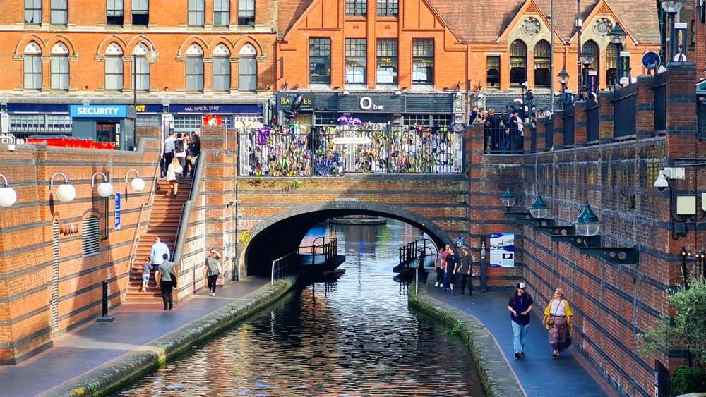 the bridge seen from behind on the canal