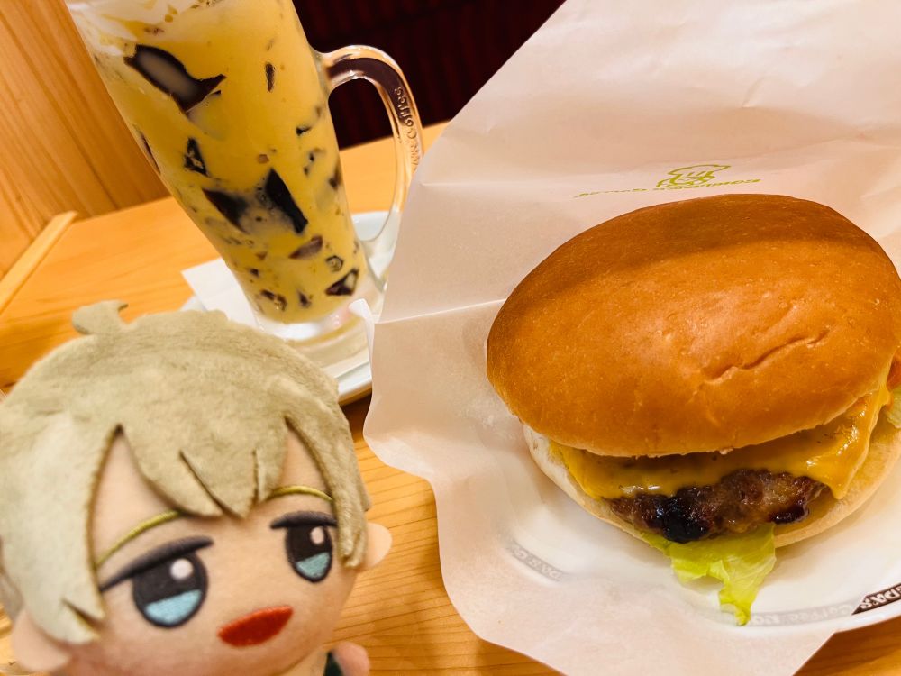 コメダの月見バーガーと月見ジェリコと柏木翼ぬい