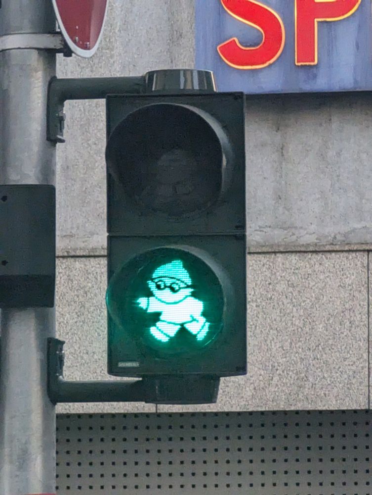 Fußgängerampel mit grünem Mainzelmännchen (Mainz).