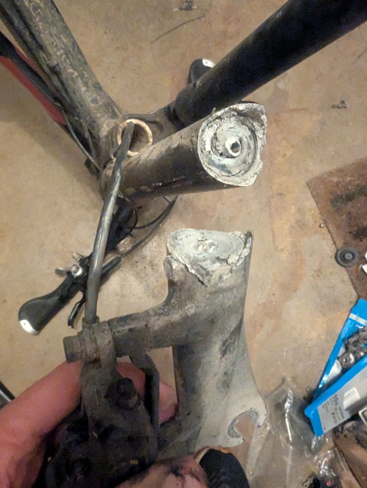 Fahrrad aufm Kopf, Ausschnitt Federgabel, bzw. das abgebrochene Rohr plus Gegenstück.