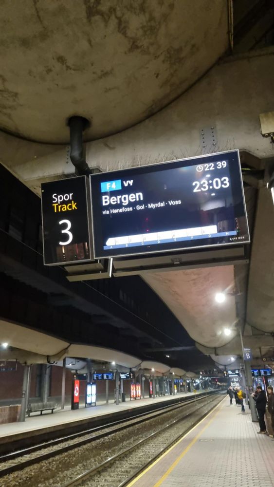 En skjerm som viser at toget til Bergen kl. 23.03 skal gå fra spor 3.
