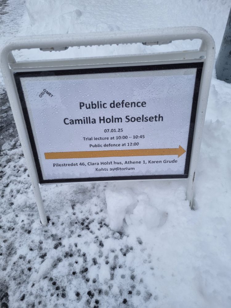 Skilt på OsloMet hvor det står: public defence Camilla Holm Soelseth. 