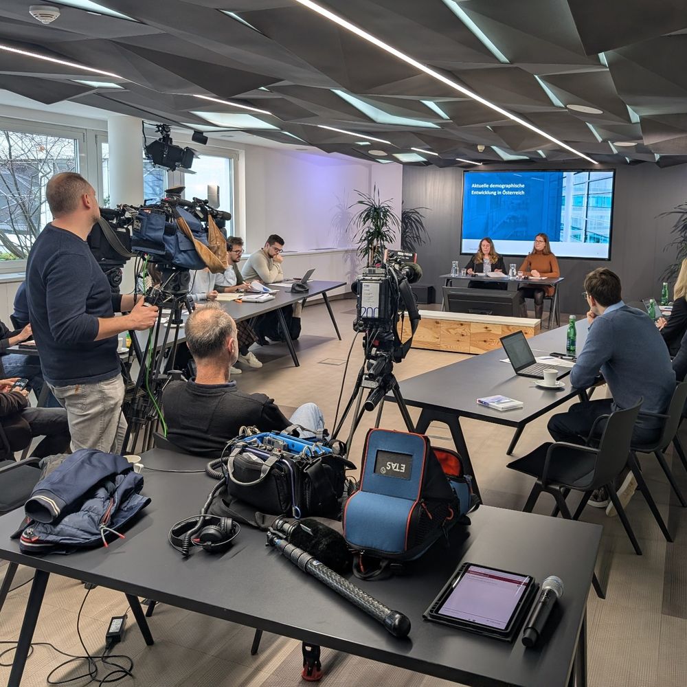 Pressegespräch zur Bevölkerungsprognose. Podium mit Manuela Lenk und Pauline Pohl, davor Journalist:innen und Kameras.