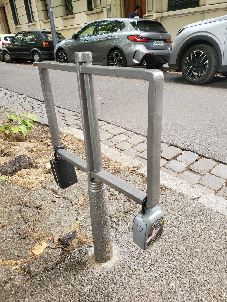 2 boîtes à clés sur un arceau vélo