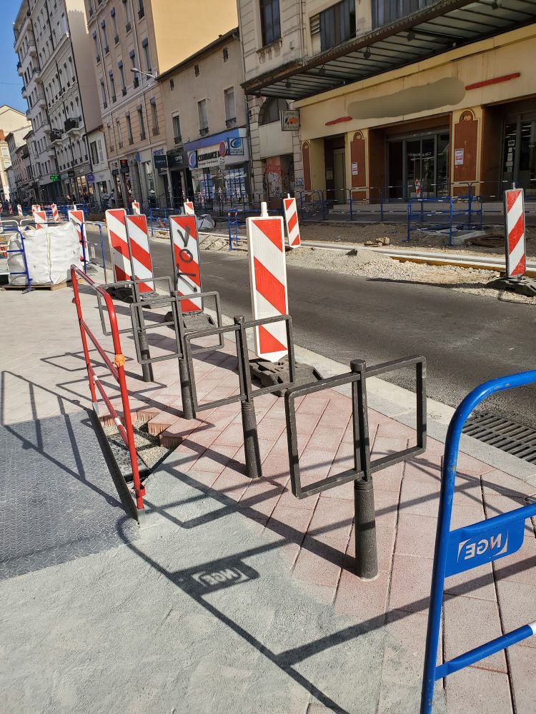 Arceaux sur le trottoir avenue des frères Lumière 