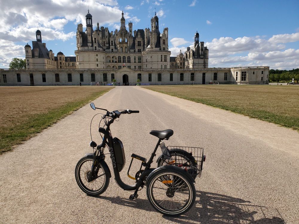 Ma tricyclette devant le château de Chambord 