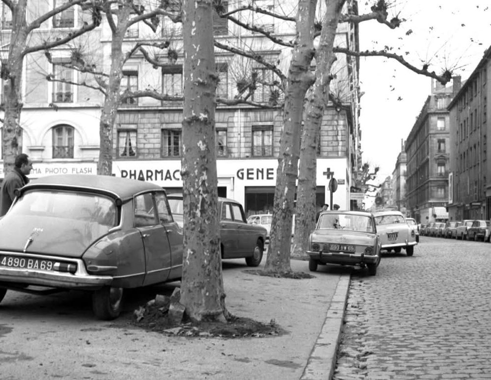 Photo d'époque: les voitures garées de guinguois sur la place