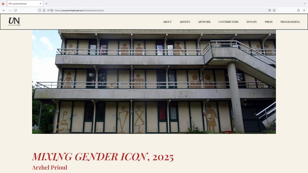 Des silhouettes découpées dans du papier kraft marron à taille humaine sont collées sur la façade d'un hôtel abandonné. Capture écran du site internet : https://uncommissioned.art/artists/arzhel-prioul