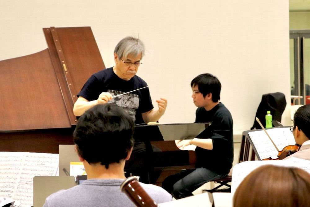 指揮者の茂木先生とピアノ協奏曲ソリストの今田さん