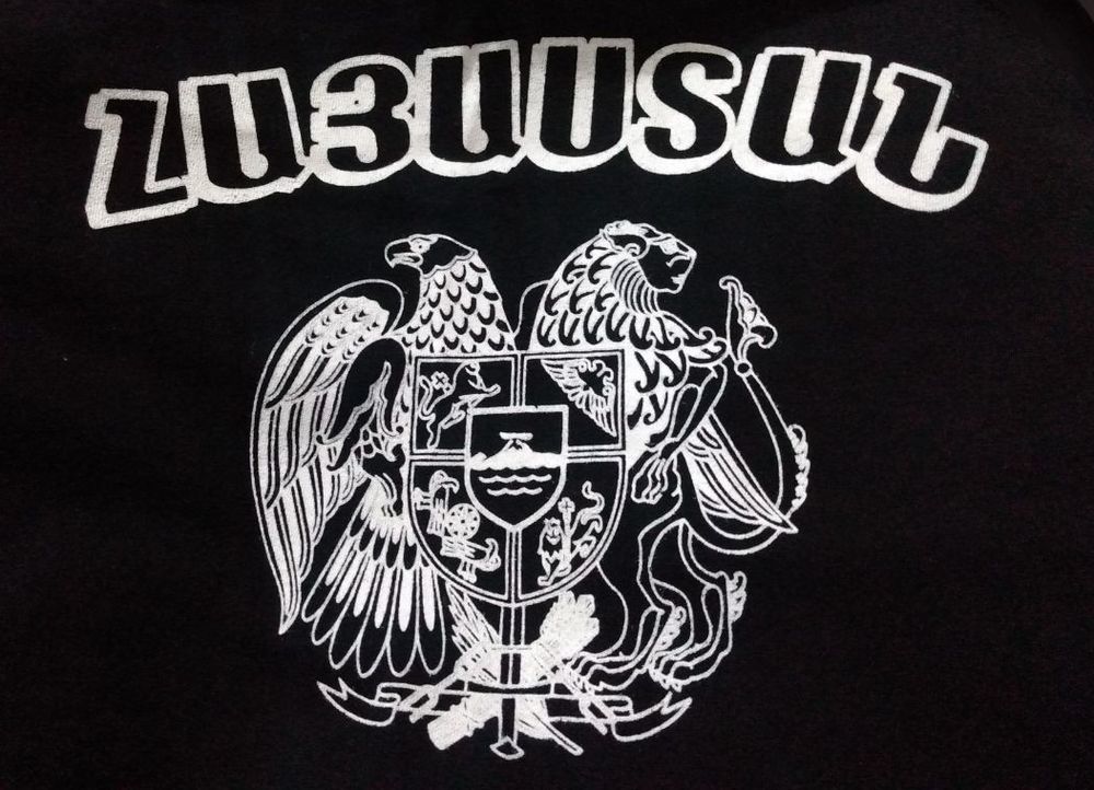 brasão de armas da armênia estampado em uma camiseta preta