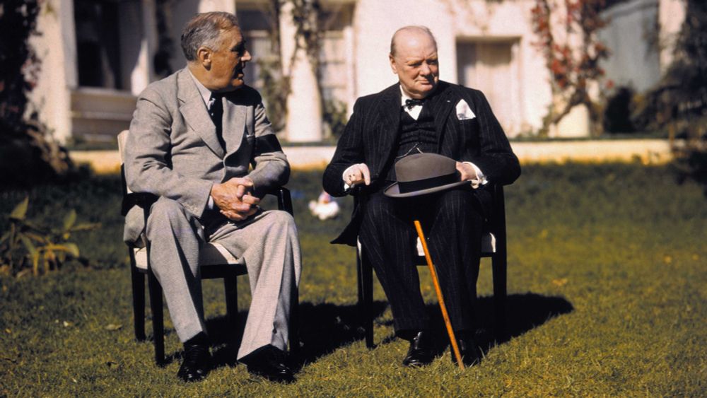 Roosevelt und Churchill im Garten beim Planen des D-Day.