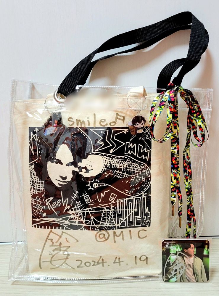 名前とOCDの『smiling』の歌詞を書いて欲しいってお願いしたんだけど、さすがに場所がなかったので(笑)代わりにsmile♪って書いてくれたのすごく嬉しかったです🥰🎶