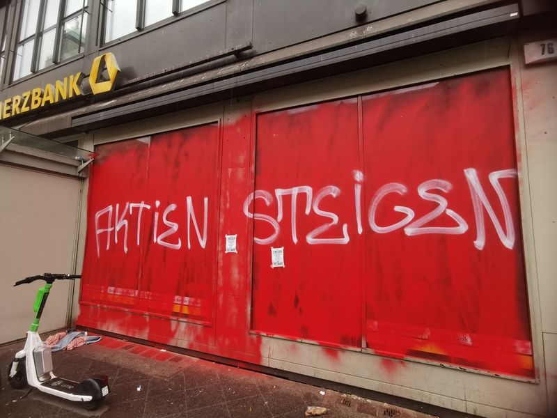 Commerzbank karl-Marx-Str. 76 in rot mit Aufschrift: Aktien steigen