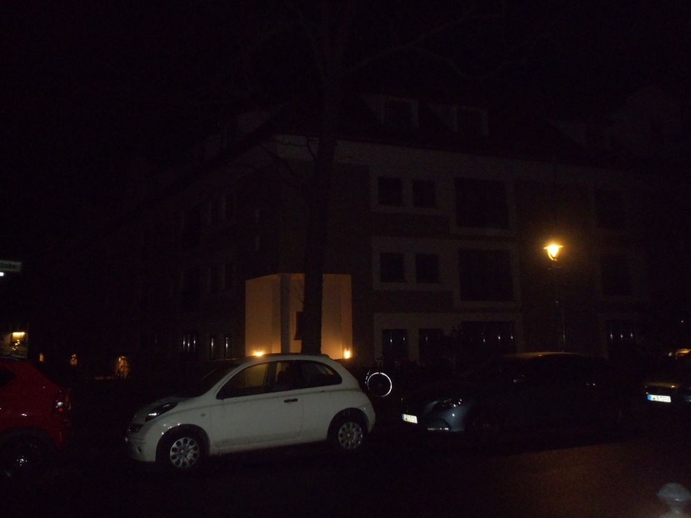 Donaustr. 68-70 Neukölln alles dunkel bis auf Haupteingang 3.12.2025 