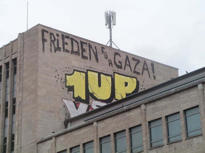 Frieden für Gaza!
Eine gut zu lesende Botschaft am Dach des Karstadt-Gebäudes am #Hermannplatz 