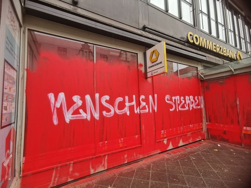 Commerzbank Karl-Marx-Str. 76 in rot mit Aufschrift: Menschen sterben
