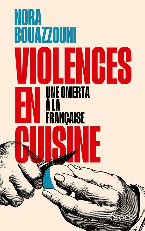 couverture beige, avec deux mains façon gravure noir et blanc qui coupent un navet avec un couteau d'office, titre en majuscules rouges VIOLENCES EN CUISINE, sous-titre en majuscules noires UNE OMERTA À LA FRANÇAISE, mon nom en majuscules bleues, logo des éditions Stock en blanc