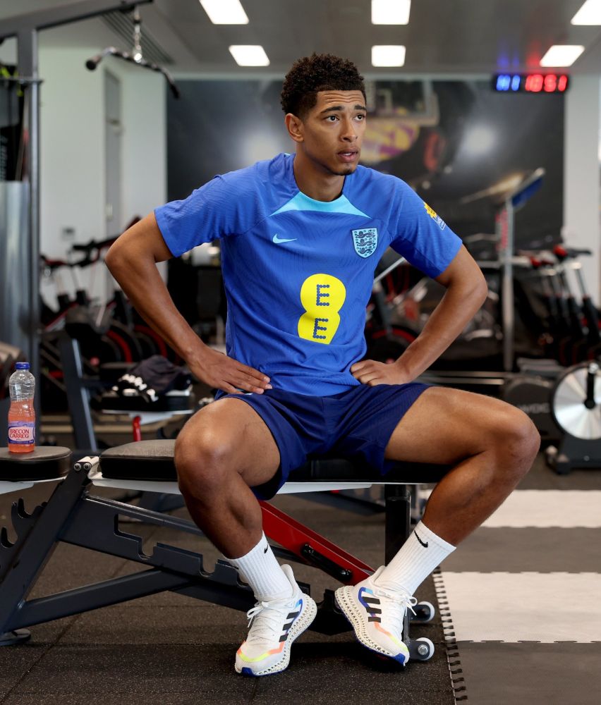 jude bellingham manspreading and showing his bulge