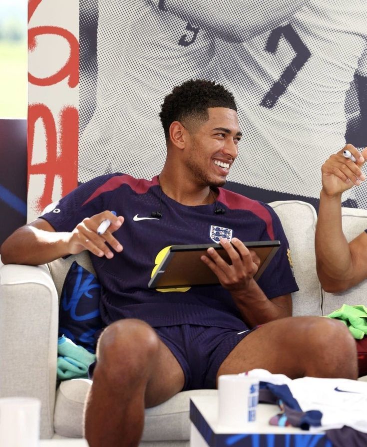 jude bellingham manspreading and showing his bulge