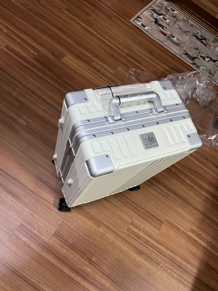 하얀 하드 프레임형 캐리어