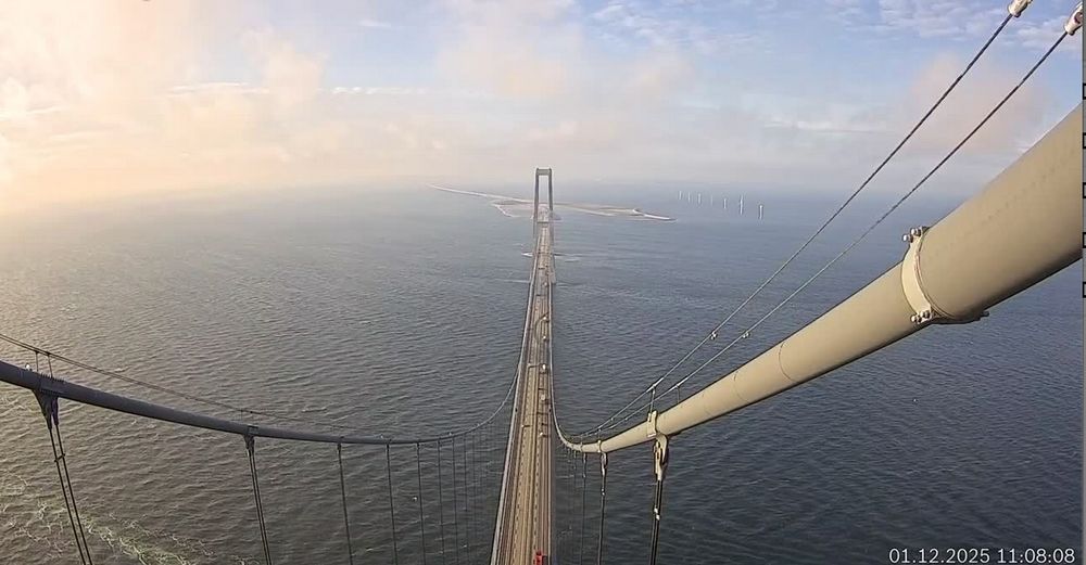 Foto vom oberen Ende einer Stahlkonstruktion einer Hängebrücke über dem Meer