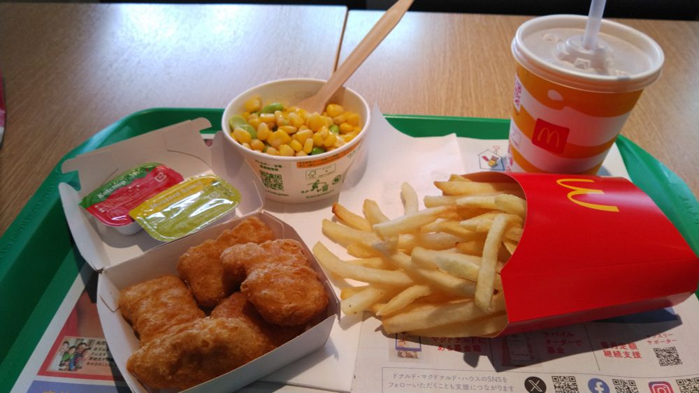 マクドナルドⓂ️🍔🍟にて
ナゲット　えだまめコーン　爽健美茶のハッピーセットとポテトM

オモチャは可愛い系とカッコいい系から選べて可愛い系選んだら「ドラえもん」だった♪可愛い。

軽めのお昼✨ダイエット中だからねと思ったけど　揚げ物好き過ぎてダメな気がしてきた。