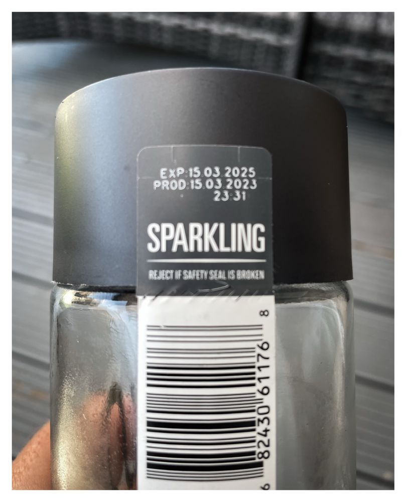 A bottle of water with a best before date of 15/03/2025