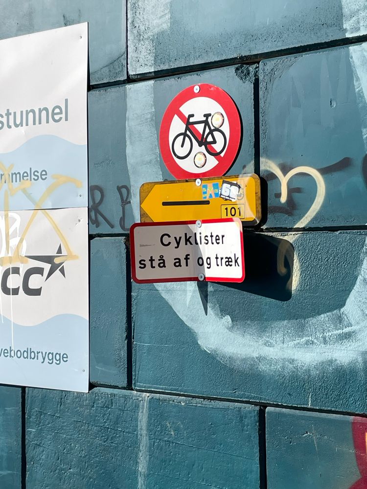 Sign in Danish telling cyclists to dismount 