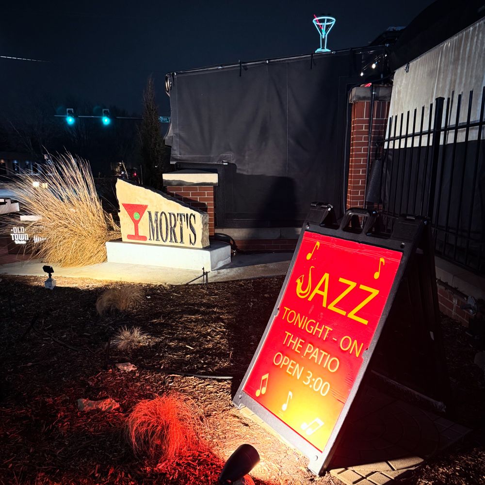 Mort’s Martini Bar with a sign that says it’s jazz night on the patio.