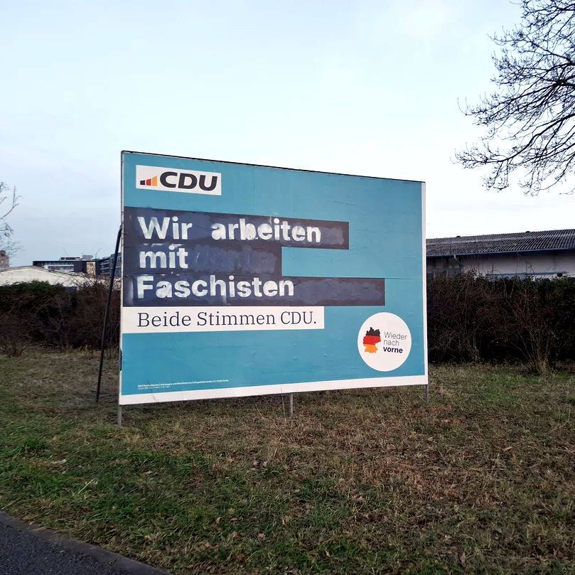 Ein verändertes CDU-Wahlplakat. Statt des eigentlichen Slogans steht dort nun: Wir arbeiten mit Faschisten.