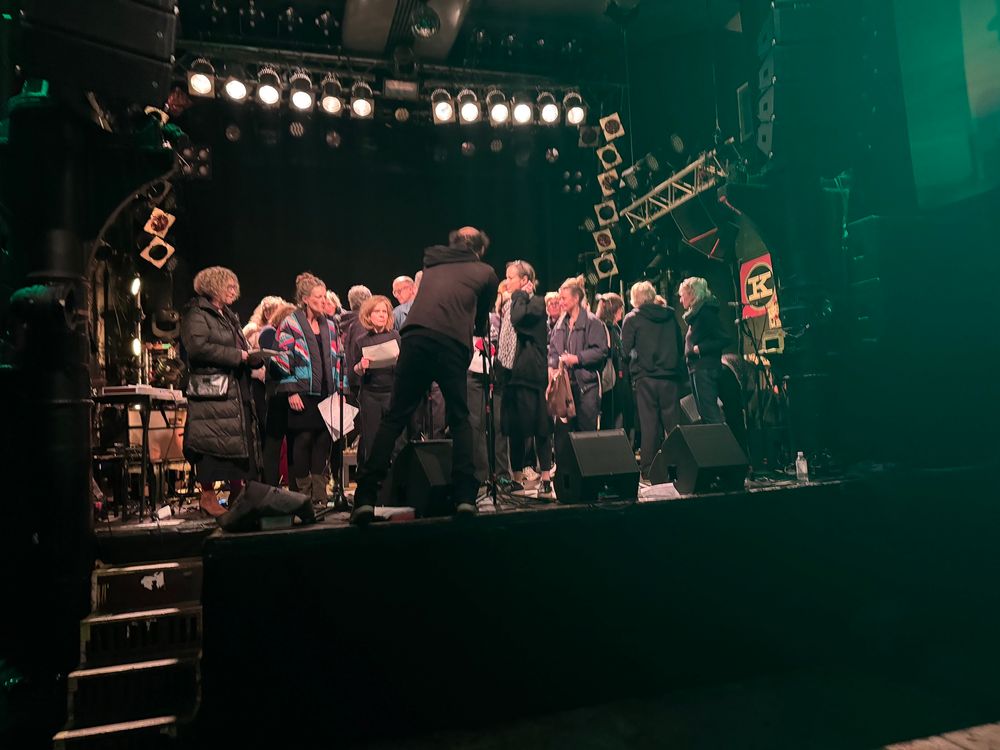 Eine Bühne mit einem großen Chor. 