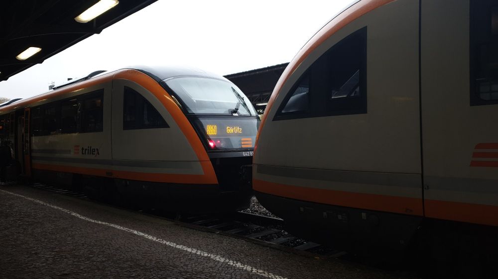 Zwei Triebwagen des Trilex am Bahnsteig in Bischofswerda