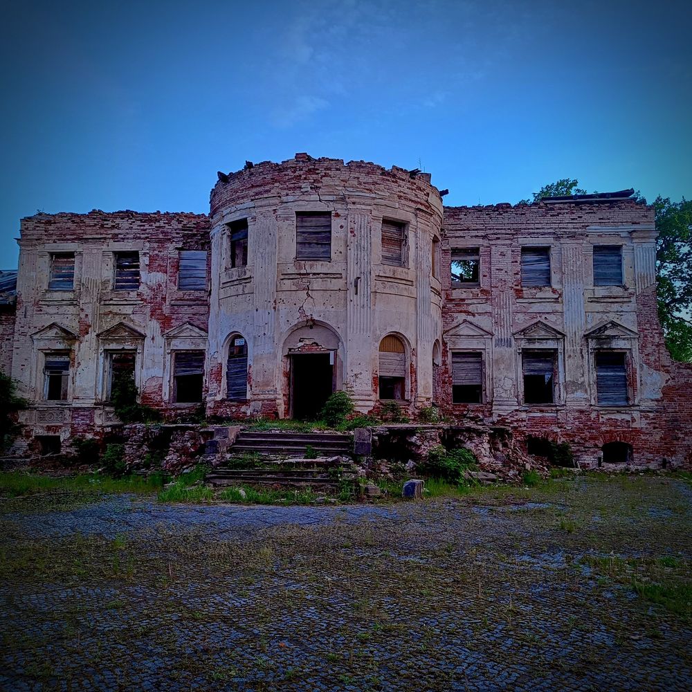 Ruins of a manor house next to our hotel.