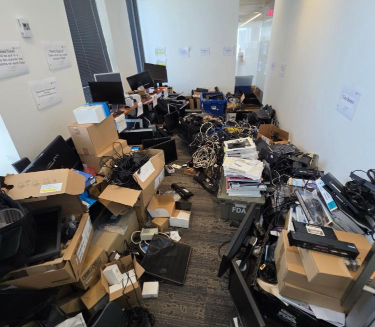 A room filled with ded fucking computers like a hoarder house! 