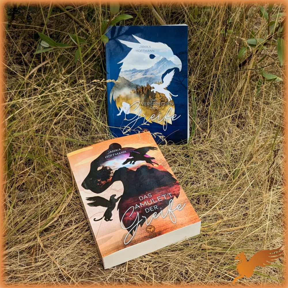 Zwei Bücher liegen in sommergelbem, langem Gras. Vorn liegt "Das Amulett der Greife" in Gelbtönen, dahinter, halb an einen Busch gelehnt, steht "Das Versprechen der Greife" mit dunkelblauem Cover. Beide Cover zeigen den Scherenschnitt eines Greifenkopfs, einmal raubkatzenartig, einmal greifvogelartig, in deren Innerem bergige Landschaften abgebildet sind. Dazu die Silhouetten zweier fliegender Greife auf Band 1 und eines Greifis und eines Mädchens auf Band 2.