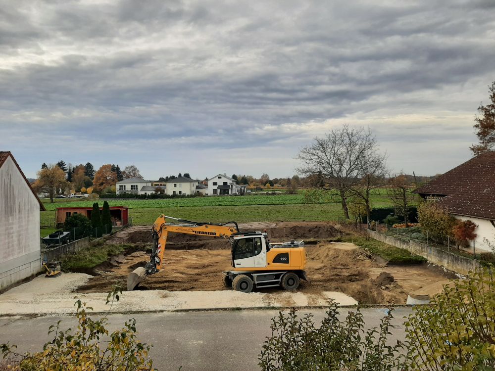 Blick auf baugrube vom Balkon. Dahinter noch sichtbar freies Feld 😑