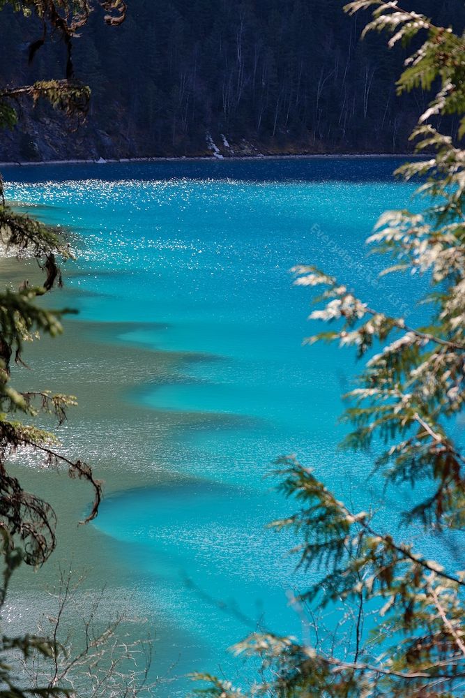 Steep dropoffs in water depth can be seen along the shallower end of Kinney Lake, creating fingerlike reaches into the beautiful blue.