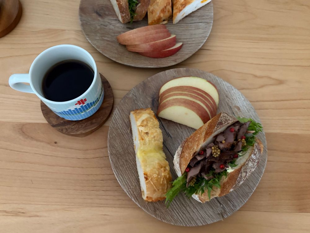 お皿に鹿肉サンドとチーズのパンとりんご
マグカップにコーヒー