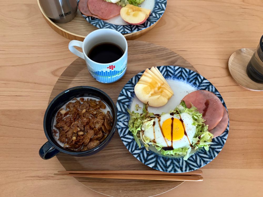 スープカップにシリアル
お皿に春キャベツの巣ごもり卵とハムとりんご
マグカップにコーヒー