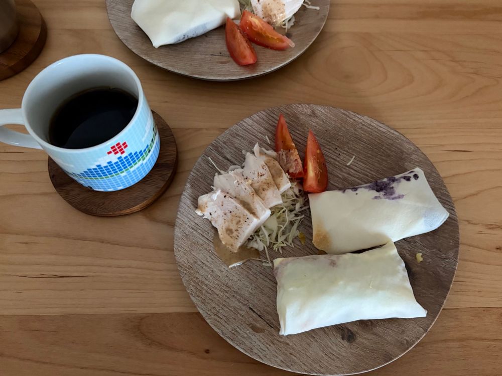 お皿に鶏胸肉のサラダとトマトとコロッケチーズ卵の春巻きとさつまいもクリチジャムの春巻き
マグカップにコーヒー