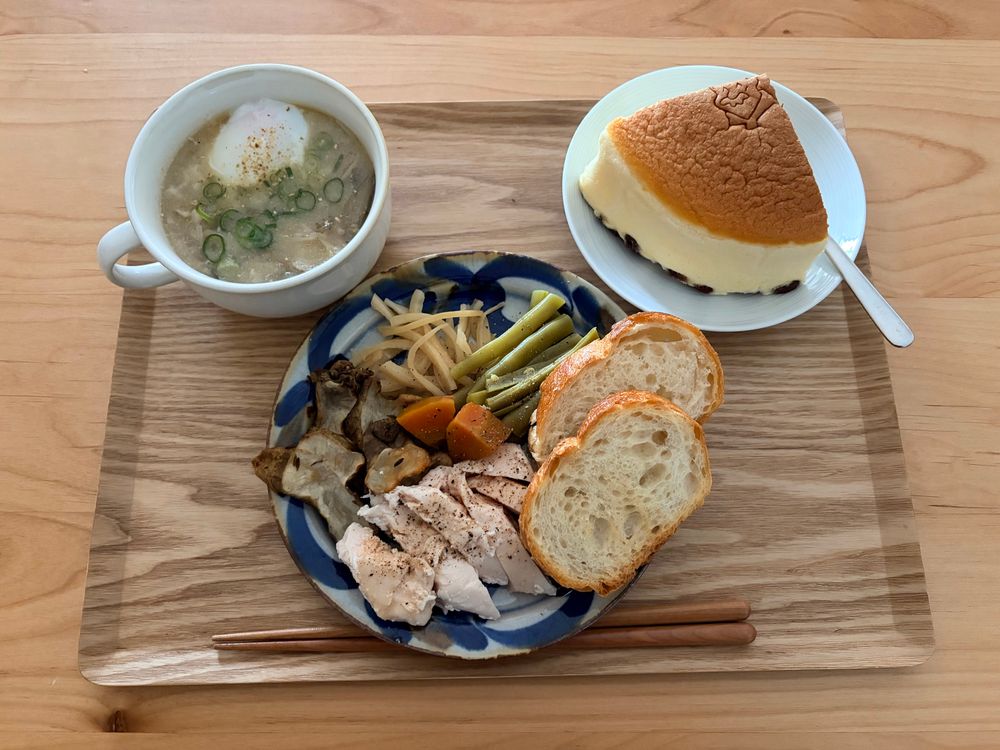 スープカップに豚汁温玉入り、お皿に菊芋クミンと大根きんぴらといんげんとにんじんとささみとバゲット、小皿にりくろーおじさんのチーズケーキ