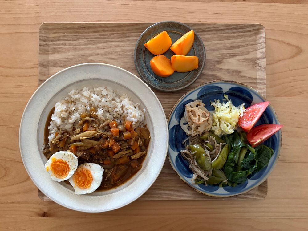 リム皿に鹿すじカレーとゆで卵
お皿に蓮根と柚子白菜とトマトと万願寺とつるむらさき、小皿に柿