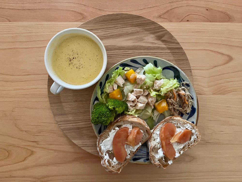 スープカップにかぼちゃスープ
お皿にレタスと鶏胸肉とかぼちゃとブロッコリーとごぼうのサラダ
パンにクリームチーズと紅玉の赤ワイン煮