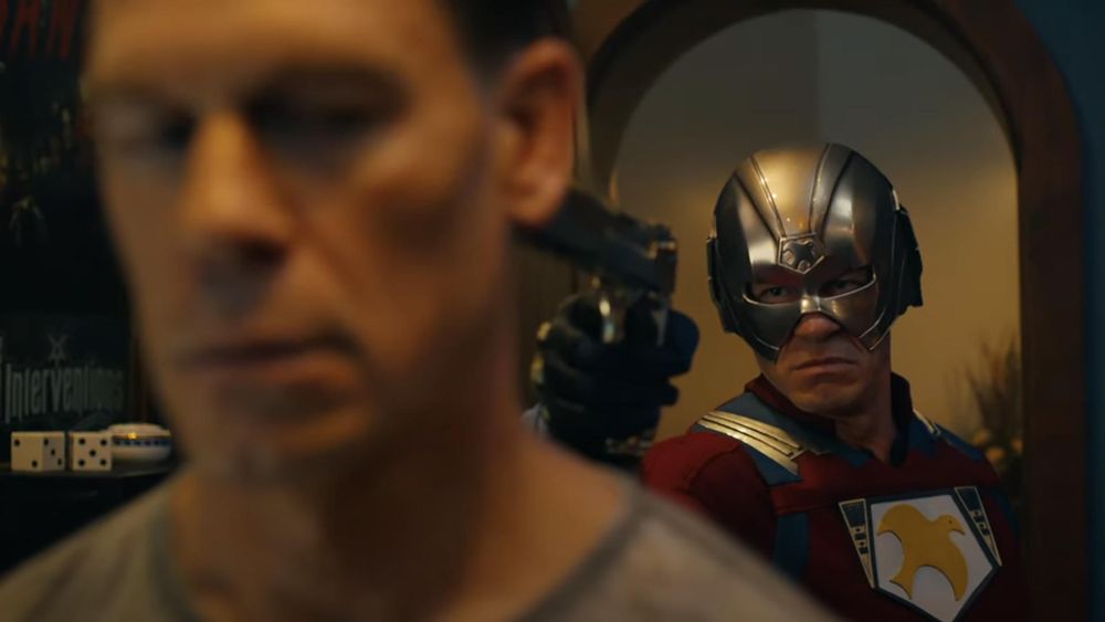 Chris percebe que o Pacificador da outra realidade está atrás dele e com uma arma apontada para sua cabeça (Episódio 1 da 2ª Temporada de "Pacificador").

📸 Divulgação/DC Studios/HBO Max