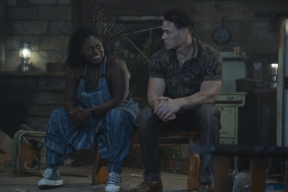Em uma cabana no meio da mata, Adebayo e Chris conversam um pouco (Episódio 3 da 2ª Temporada de "Pacificador").

📸 Divulgação/DC Studios/HBO Max