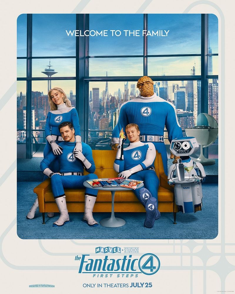 Pôster de "Quarteto Fantástico: Primeiros Passos". O cartaz mostra os quatro heróis e o robô Herbie na sala de estar do grupo no Edifício Baxter.

📸 Divulgação/Marvel Studios/Disney 